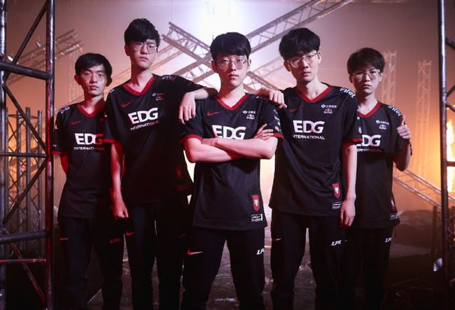 强对球员采 强对球员采