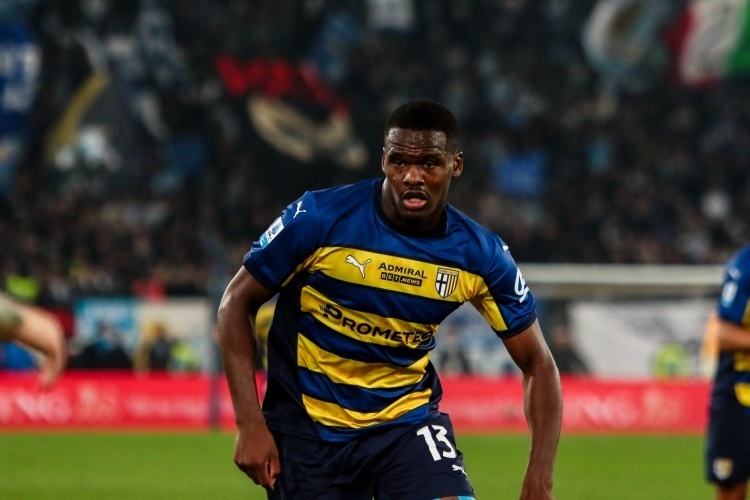 法国队拍摄本期全家福，德尚和姆巴佩位居C位.